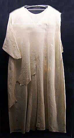 Chemise-de-St-Louis-13eme-s.-Tresor-de-la-Cathedrale-Notre-Dame-de-Paris-Photo-Hribova.jpg